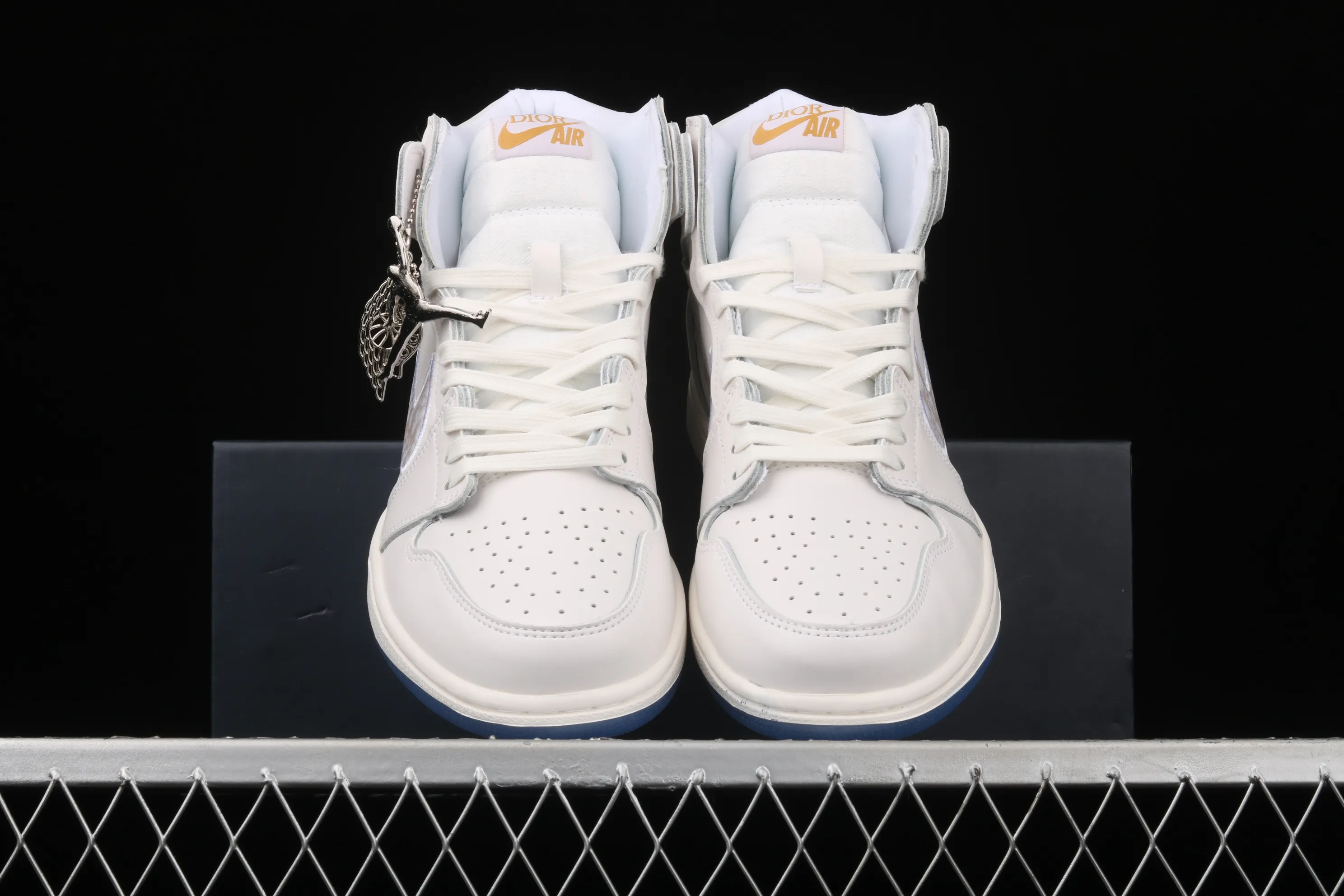 All categories Air Jordan Jordan series basketball shoes Air Jordan 1 High Z version Dr x Air Jordan 1 High AJ1 Joe 1 Dior joint all white high top CN8607-012